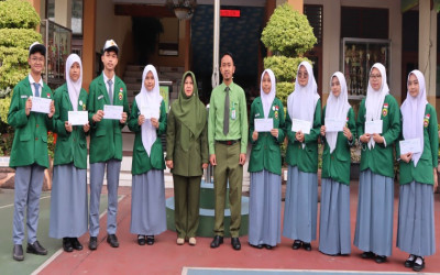 Pemberian Beasiswa Kepada Siswa Berprestasi